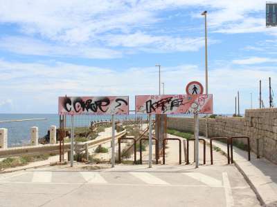 Torre a Mare, il muro che blocca l'ultimo accesso alle calette